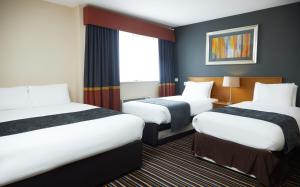 Ένα ή περισσότερα κρεβάτια σε δωμάτιο στο The Broughton Hotel by Greene King Inns