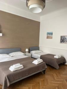 duas camas num quarto com toalhas em HAVIP em Milão