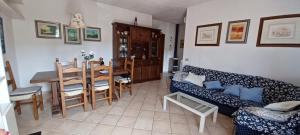 - un salon avec un canapé et une table dans l'établissement Casa Fiorella, à Stiava