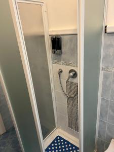 um chuveiro com uma porta de vidro na casa de banho em HAVIP em Milão