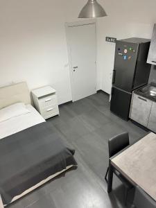 uma cozinha com um frigorífico, uma mesa e uma cadeira em HAVIP em Milão