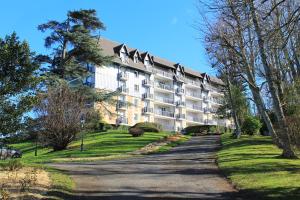 una carretera que conduce a un gran edificio con árboles en Le 59 Vue Mer, en Villers-sur-Mer