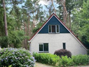 a small white and blue house in the woods at Bosvilla Lochem in Lochem