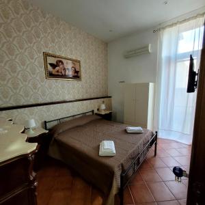een slaapkamer met een bed met twee personen aan de muur bij Perry Home in Napels