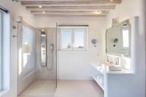 Ένα μπάνιο στο Spectacular Kalafatis Villa 14 Bedrooms Villa Vibhu Private Jacuzzis & Infinity Pool