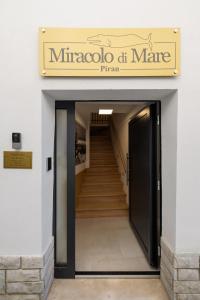 un panneau indiquant l'entrée d'un bâtiment avec escalier dans l'établissement B&B Miracolo di Mare Golden House, à Piran