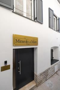 a sign for the entrance to a mineococo at marmite at B&B Miracolo di Mare Golden House in Piran