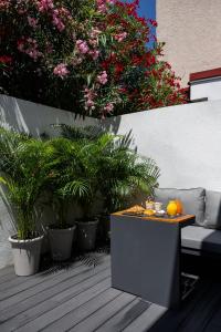 B&B Miracolo di Mare Golden House في بيران: طاولة عليها برتقال في الفناء مع النباتات