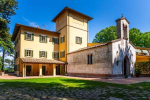 eine Außenansicht eines Gebäudes mit einem Turm in der Unterkunft Il Castellaro Country House in Perugia