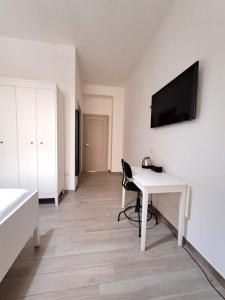 Televízia a/alebo spoločenská miestnosť v ubytovaní Ajana Rooms by Accomodo