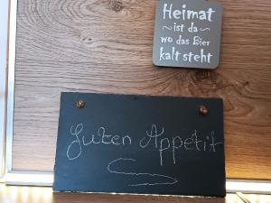 a chalkboard sign on a wall with a sign on it at Ferienwohnung Sonnenblick und Relax in Nieder-Röhre