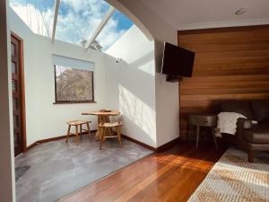 Grape Juice Retreat Rustic romantic gateway 5mins to beaches & town TV 또는 엔터테인먼트 센터
