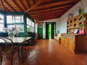 uma sala de jantar com uma mesa e um sofá em Casa Vicente Vista al mar y montaña em Breña Alta