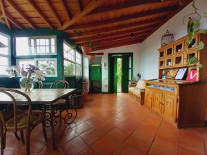 a dining room with a table and a couch at Casa Vicente Vista al mar y montaña in Breña Alta