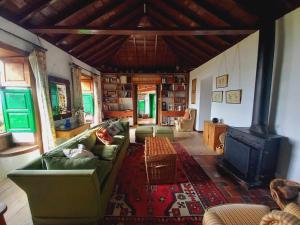 uma sala de estar com um sofá e uma lareira em Casa Vicente Vista al mar y montaña em Breña Alta
