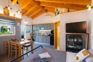 Studio apartman Mediteran في مارينا: مطبخ وغرفة معيشة مع طاولة وأريكة