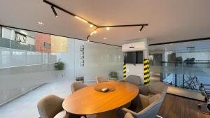 a dining room with a wooden table and chairs at Apartamento Studio Centro Poços de Caldas in Poços de Caldas