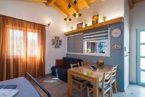 Studio apartman Mediteran في مارينا: غرفة معيشة مع طاولة وأريكة