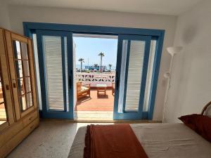 a bedroom with a door open to the beach at Casa Manuela frente al Mar in Roquetas de Mar