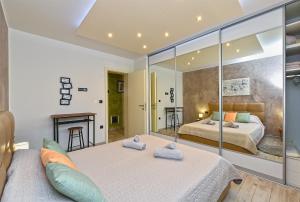 een slaapkamer met 2 bedden en een open haard bij Apartment Valter 2284 in Medulin