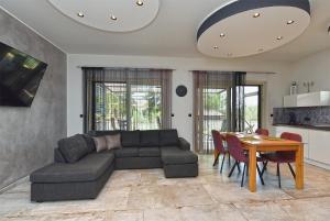 een woonkamer met een bank en een tafel bij Apartment Valter 2284 in Medulin