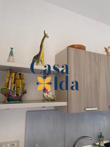 Amalfi Coast Casa Ida في فيتري: رف مع علامة تقرأ esa india