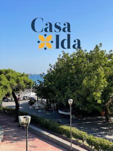 ein Schild für ein casa hotel in einem Park in der Unterkunft Amalfi Coast Casa Ida in Vietri
