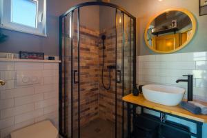 een badkamer met een douche en een wastafel bij Studio apartman Mediteran in Marina