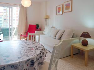 uma sala de estar com um sofá e uma mesa em Live Candelaria Alsaca con Balcón y Vista al Mar em Candelaria