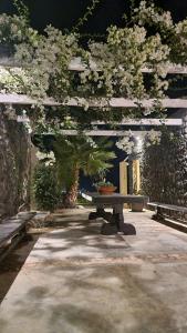 einen Picknicktisch in einem Park mit einem Baum in der Unterkunft Thea Luxury Resort in Fira