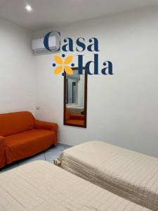 Amalfi Coast Casa Ida في فيتري: غرفة فندقية بسريرين واريكة