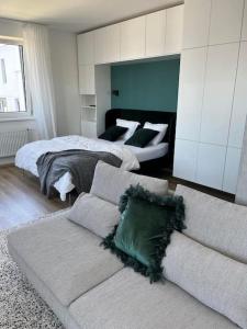 sala de estar con sofá y cama en Luxury Flat in Brno GreeN SoHo, en Husovice