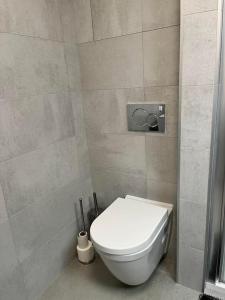baño con aseo blanco en una habitación en Luxury Flat in Brno GreeN SoHo, en Husovice
