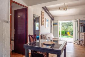 a living room with a table and a couch at Le cabanon de Valérie in Sanary-sur-Mer