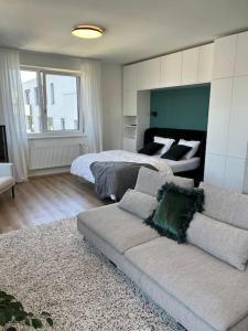 sala de estar con sofá y cama en Luxury Flat in Brno GreeN SoHo, en Husovice