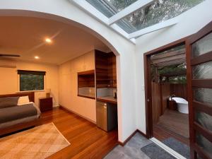 Grape Juice Retreat Rustic romantic gateway 5mins to beaches & town 객실 침대