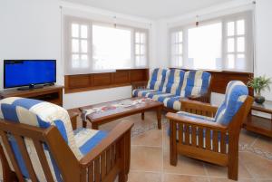 sala de estar con sofás y TV de pantalla plana. en Apartment Limonade Deluxe Main Center Playa Blanca By PVL, en Playa Blanca