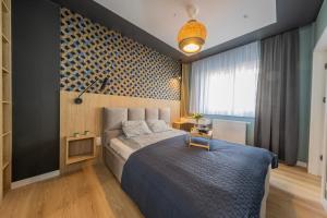 a bedroom with a large bed in a room at Łódź Spacious Apartments by Rentujemy in Łódź