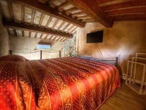 una camera con un letto con una coperta rossa di Podere BARBI a Baschi
