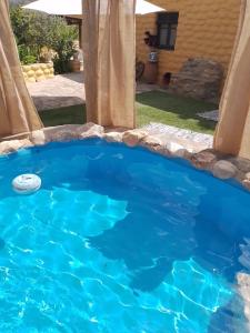 オルヒバにあるCasas Amaroの青いプール(水中のフリスビー付)