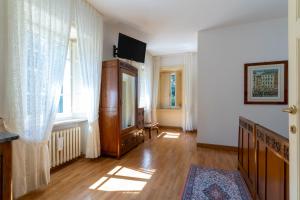 Televízia a/alebo spoločenská miestnosť v ubytovaní Il Castellaro Country House