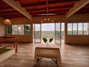 - un salon avec une table et quelques fenêtres dans l'établissement Avista al Rio, à Puerto Iguazú