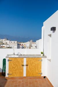 une cuisine avec un évier sur le toit dans l'établissement Edificio Manuel de Falla Apartamentos, à Barbate