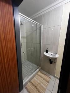 Koupelna v ubytování Phindulo Bed and Breakfast - No Loadshedding, Smart TVs & unlimited free fibre wifi