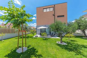 Vonkajšia záhrada v ubytovaní TROGIR - Villa City Gold with pool & whirpool