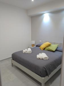 En eller flere senge i et værelse på Holiday House Monalisa