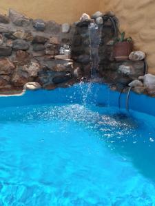 una fuente de agua en una piscina con cascada en Casas Amaro, en Órgiva