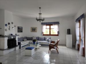 sala de estar con sofá y mesa en Gaia Olives Villa, en Sozopoli