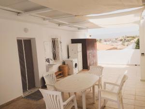 a dining room with a table and chairs in a room at ATICO ESTUPENDO in Calabardina