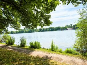 widok na jezioro przez gałęzie drzewa w obiekcie Wohnung für 3 Gäste mit kostenlosen Parkplätzen nah am Maschsee w Hanowerze